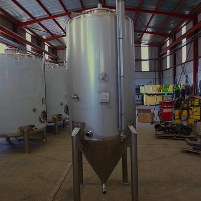 Fotografía de un decantador de calderería en acero inoxidable y carbono.