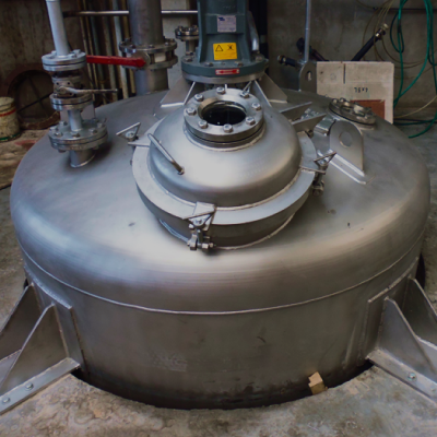 Imagen de un reactor de calderería en acero inoxidable y carbono.