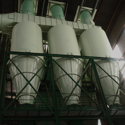 Fotografía de tres ciclones de calderería en acero inoxidable y carbono.